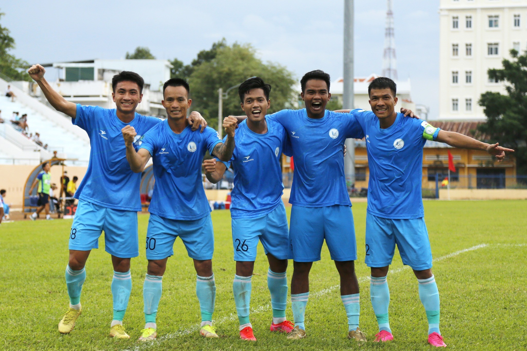 nong-mot-doi-bong-gui-don-to-cao-lanh-dao-cat-xen-tien-an-no-luong-khong-chiu-tra